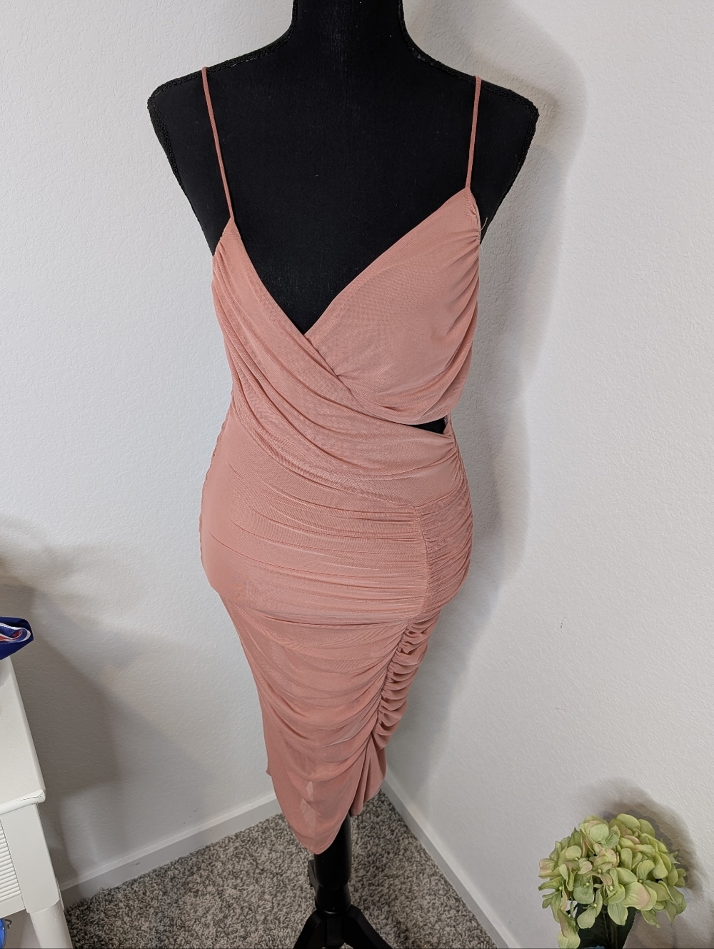 💘 Fashion Nova Faye Ruched Maxi Dress - Picture 3 of 5